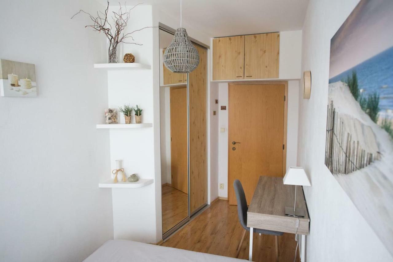 Cozy Apartment Btw Centre And Airport - Private Host - No Invoice Bratislava Luaran gambar